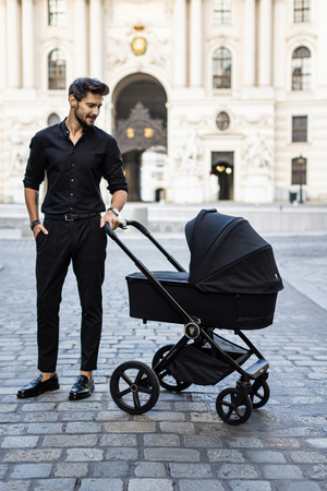 Wózek Venicci Tinum UPLINE All Black 4w1 z Lionelo Astrid i-Size + Baza Isofix